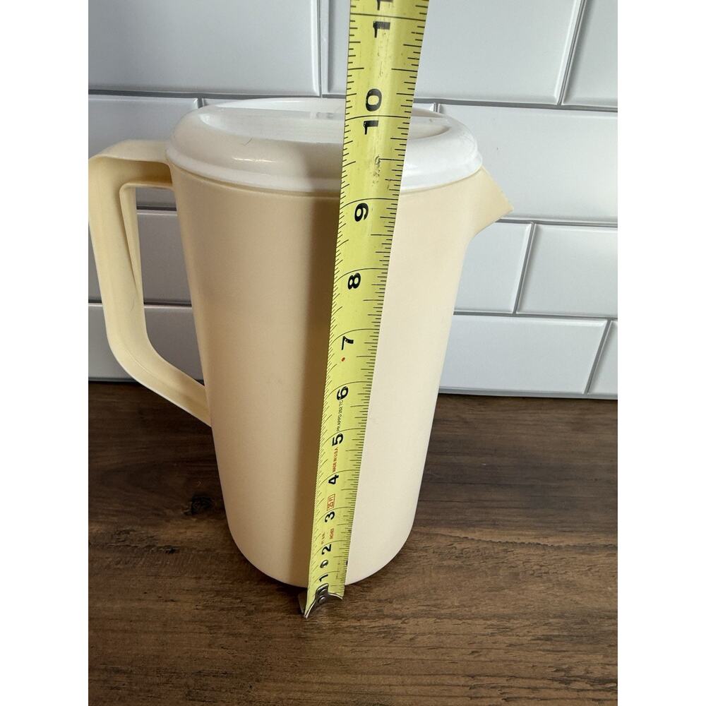 Vintage Medium Rubbermaid 2 1/4 Quarts Drink Juice Tea Pitcher - Ivory with Lid - Picture 6 of 7